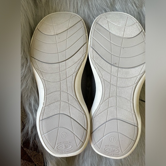 Woman’s NWOT ATHLETIC WORKS Lifestyle Jogger. - Picture 5 of 5